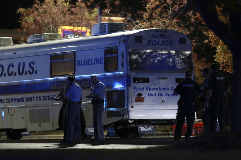 Efectivos policiales presentes en un barrio de Raleigh, en Carolina del Norte (Foto: EFE).