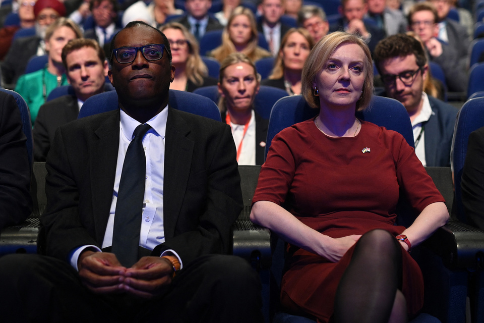 El ahora ex ministro Kwasi Kwarteng y la todavía primera ministra Liz Truss. (Fuente: AFP)