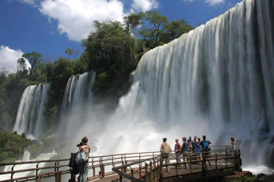 El Parque Nacional Iguazú volvió a abrir tras el fuerte temporal de lluvias que hizo crecer los ríos. (Télam)
