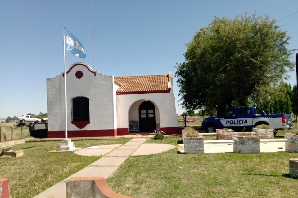 En el tranquilo centro de Nicolás Bruzzone hay una única escuela primaria, un puesto policial y un edificio comunal. Imagen: Google Maps. 