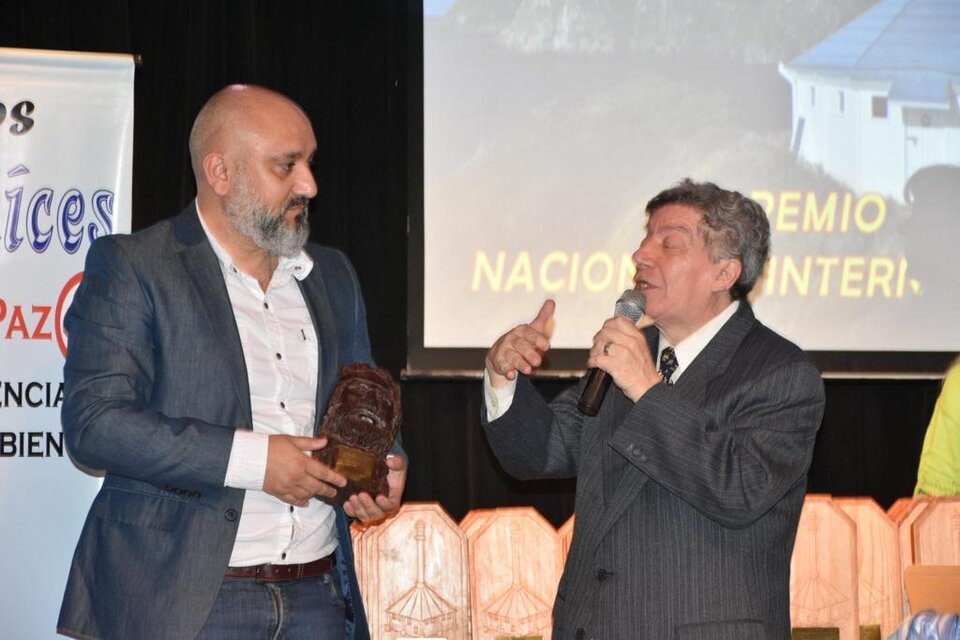 Alejandro Olmos recibió el Premio Raíces.