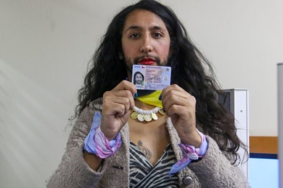 Shane Cienfuegos con su nuevo documento de identidad, otorgado por el Registro Civil de Chile.