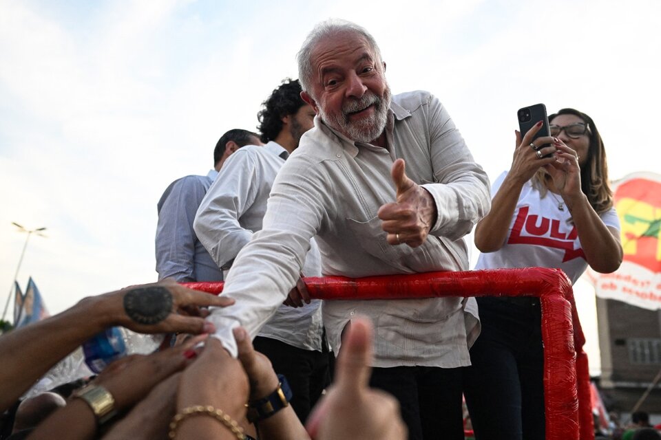 Saludos a Lula durante una caravana en Río de Janeiro. (Fuente: AFP)