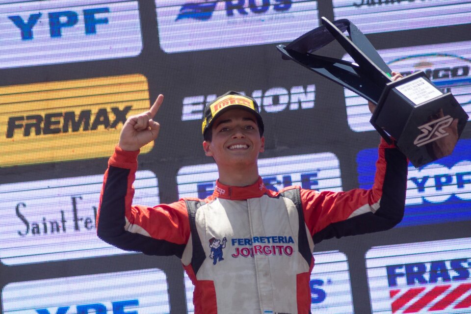 Jorge Barrio, piloto de Toyota Lexus, festeja en el podio de Resistencia. (Fuente: Télam)