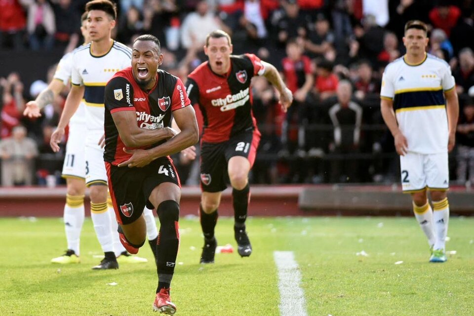 Willer Ditta festeja con todo su golazo, el 2 a 0 de Newell's sobre Boca (Fuente: Fotobaires)