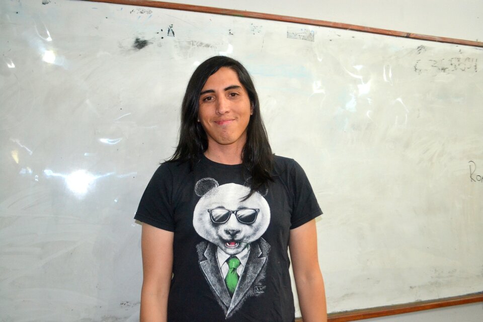 Luis Alberto Aguayo Barrios se recibió de "licenciade en Filosofía" en la Facultad de Humanidades y Ciencias Sociales de la Universidad Nacional de Jujuy (Unju). Imagen: Facebook.