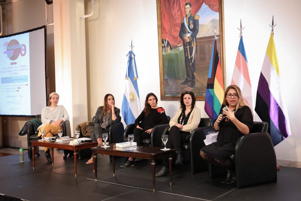 Raquel Robles, Frida Herz, Florencia Mártire, Victoria Torres y Alba Rueda (Fuente: Cancillería Argentina)