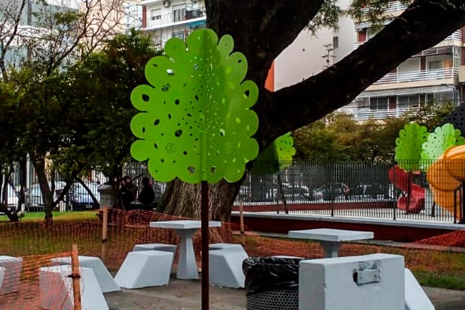 A falta de arbolado natural, el gobierno porteño instaló árboles de plástico.