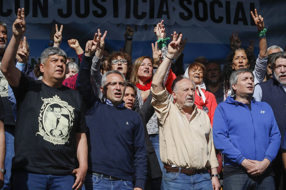 Pablo Moyano, Andrés Larroque, Taty Almeida, Hugo Yasky y Máximo Kirchner en el escenario de Plaza de Mayo. (Fuente: Leandro Teysseire)