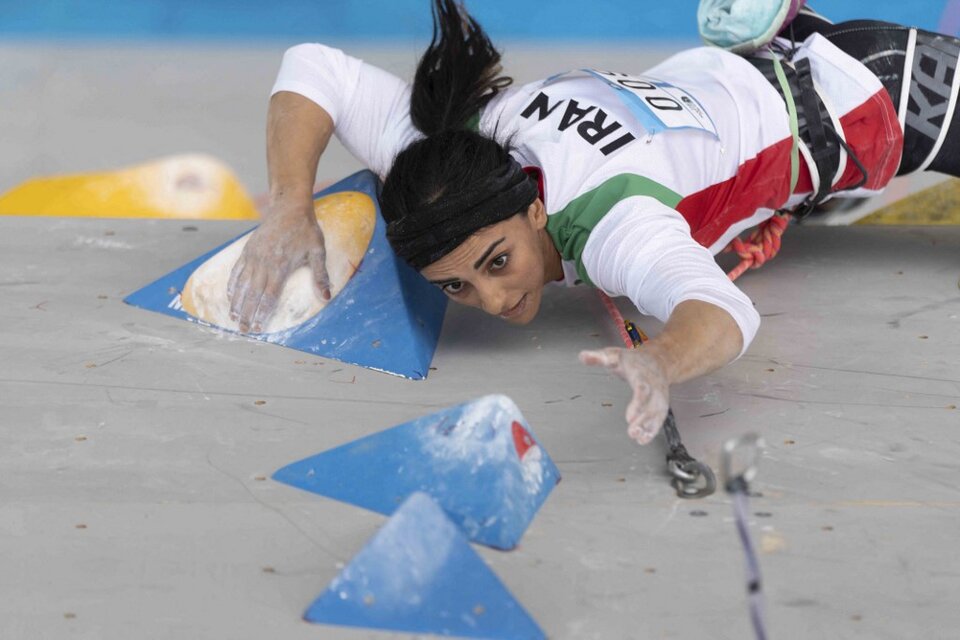 La iraní Elnaz Rekabi en plena competencia de escalada (Fuente: AFP)