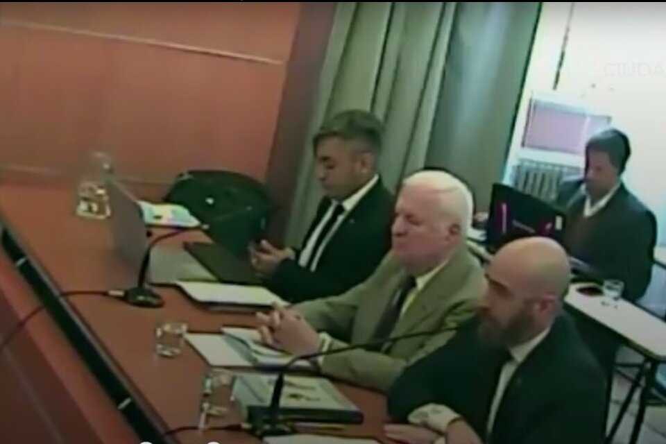 Los abogados Matías Galván y Federico Paruolo estuvieron con Nelson Periotti (centro) en la sala  y frente a los jueces.