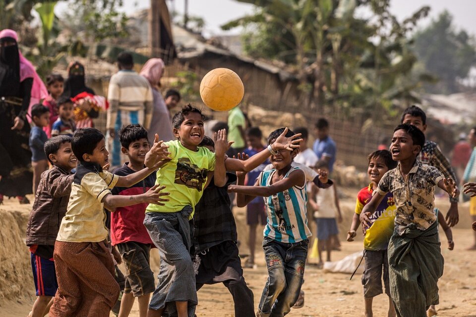 Niños rohinya juegan al fútbol en Bangladesh (Fuente: Prensa Fundación ACNUR)