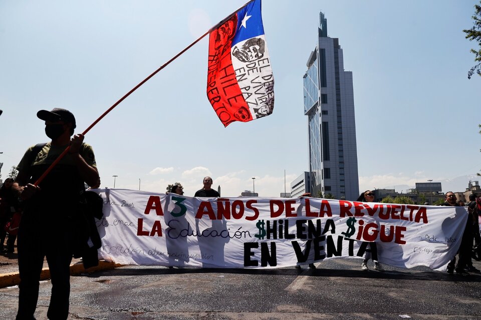 Manifestantes participan de la conmemoración del estallido social en Plaza Italia, Santiago de Chile.  (Fuente: EFE)