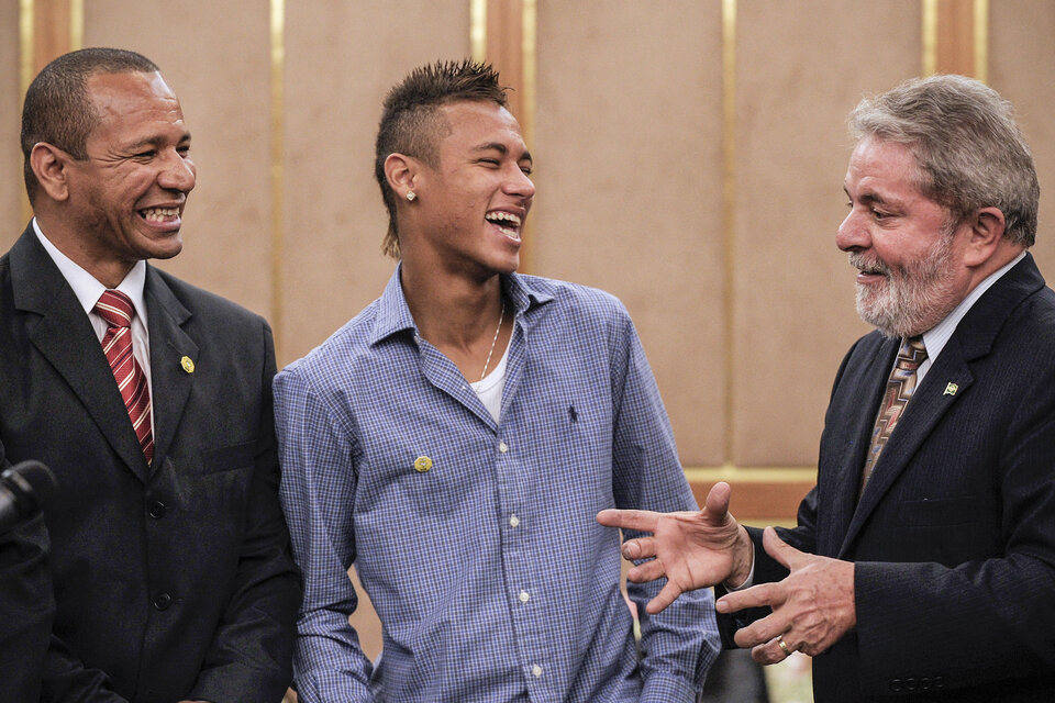 Neymar durante un encuentro con Lula