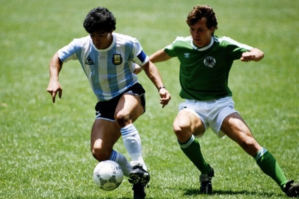 La camiseta de Diego Maradona fue entregada por el exfutbolista alemán Lothar Matthäus. Imagen: AFP. 