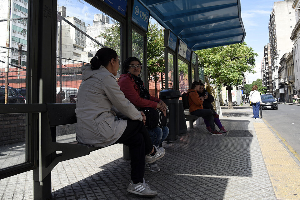 La falta de unidades y frecuencias acarrea largas esperas para usuarios. 