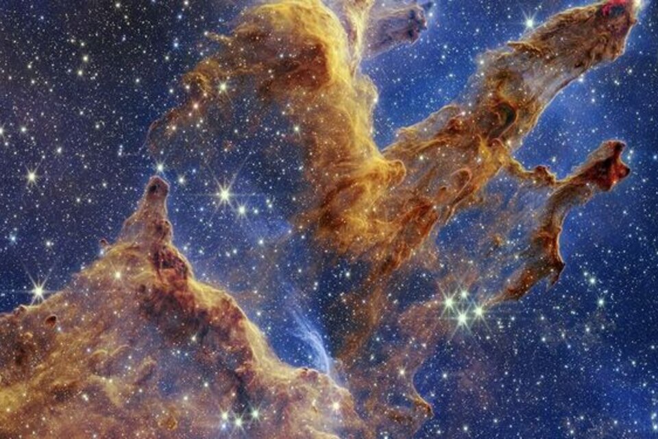 La nueva imagen permite ver a través de la opacidad de los pilares, revelando la formación de muchas estrellas nuevas. (Foto: NASA/ESA/CSA/AFP)