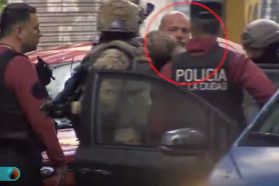 El momento en que el hombre se entregó a la Policía. Captura TV