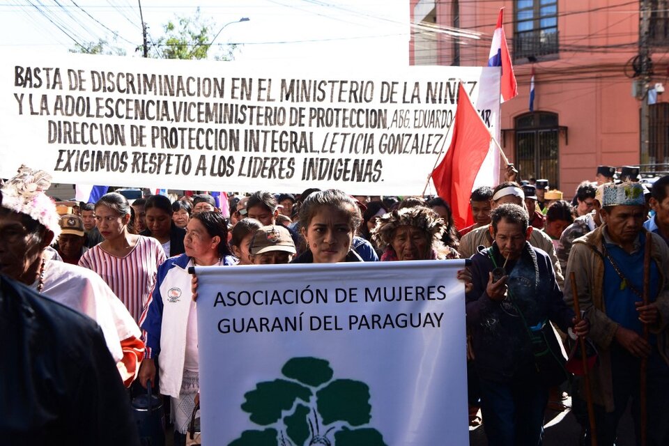 Organizaciones indígenas marcharon el 12 de octubre en el marco del Día de los Pueblos Indígenas para exigirle al Gobierno el cese de los desalojos. (Fuente: AFP)