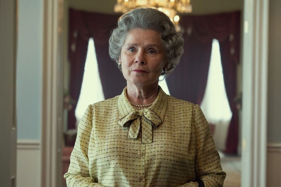 La quinta temporada de The Crown será protagonizada por Imelda Stauton como la reina Isabel II. Imagen: Netflix.  