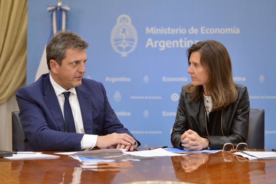 Ministro de Economía, Sergio Massa; y la responsable de Anses, Fernanda Raverta. (Fuente: Prensa Anses)