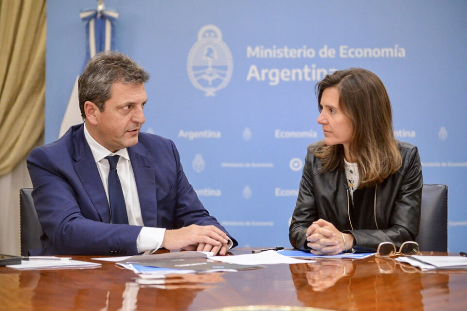 El ministro de Economía, Sergio Massa, junto a la titular de la Anses, Fernanda Raverta. (Fuente: NA)