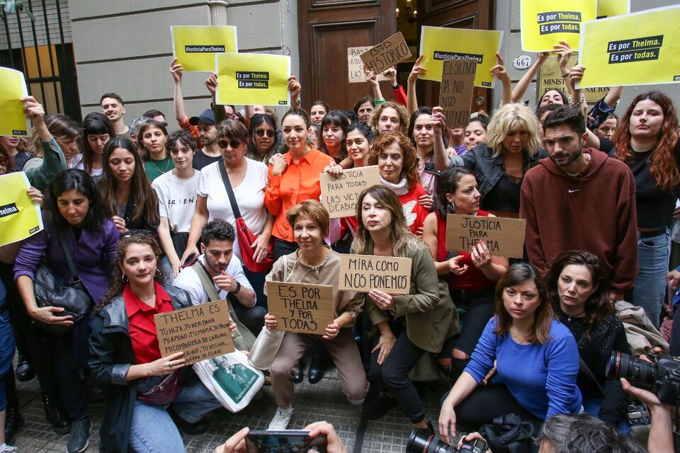 Amnistía Internacional y Actrices Argentinas se movilizaron frente a la UFEM para darle apoyo a Thelma Fardin.. Imagen: NA