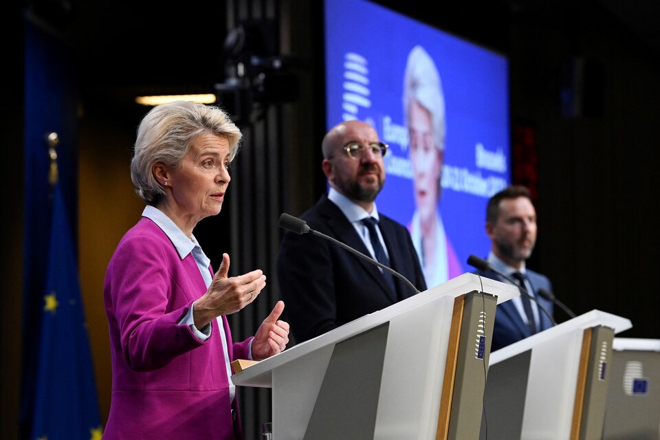 La titular de la Comisión Europea, Ursula von der Leyen, junto al presidente del Consejo Europeo, Charles Michel (Foto: AFP).