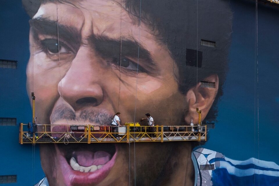 Pintan el mural de Diego Maradona más grande del mundo. Imagen: Télam. 