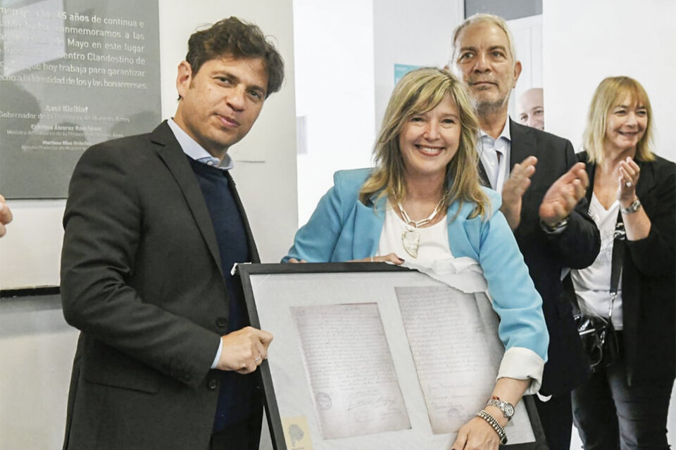 El gobernador Axel Kicillof junto a la ministra Cristina Álvarez Rodríguez y el ministro Julio Alak.