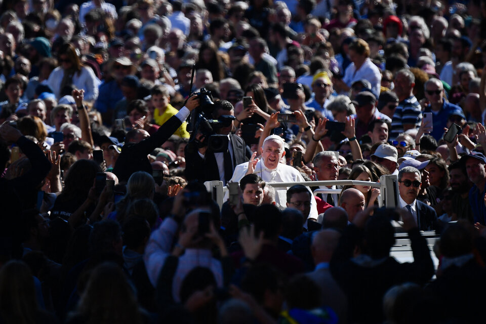 El Papa Francisco, recibiendo el afecto de los fieles en Piazza San Pietro (Foto: AFP).