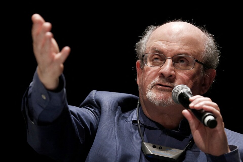Salman Rushdie perdió un ojo y la movilidad de una mano por el ataque (Fuente: AFP)