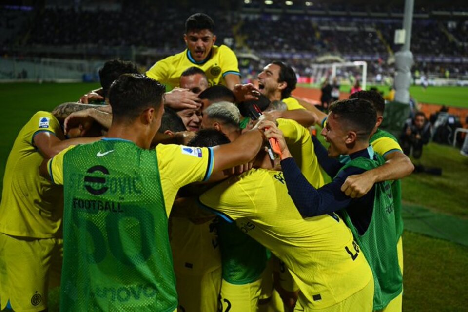 El "Toro" Martínez, perdido entre los abrazos de sus compañeros de Inter (Fuente: Twitter)
