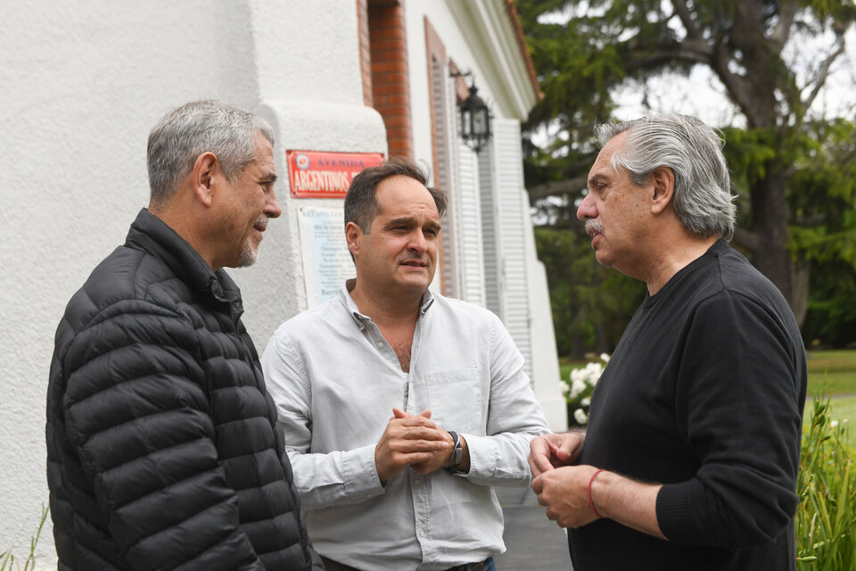El Presidente, Ferraresi y Santiago Maggiotti, actual secretario de Vivienda y exintendente de Navarro. (Fuente: Télam)