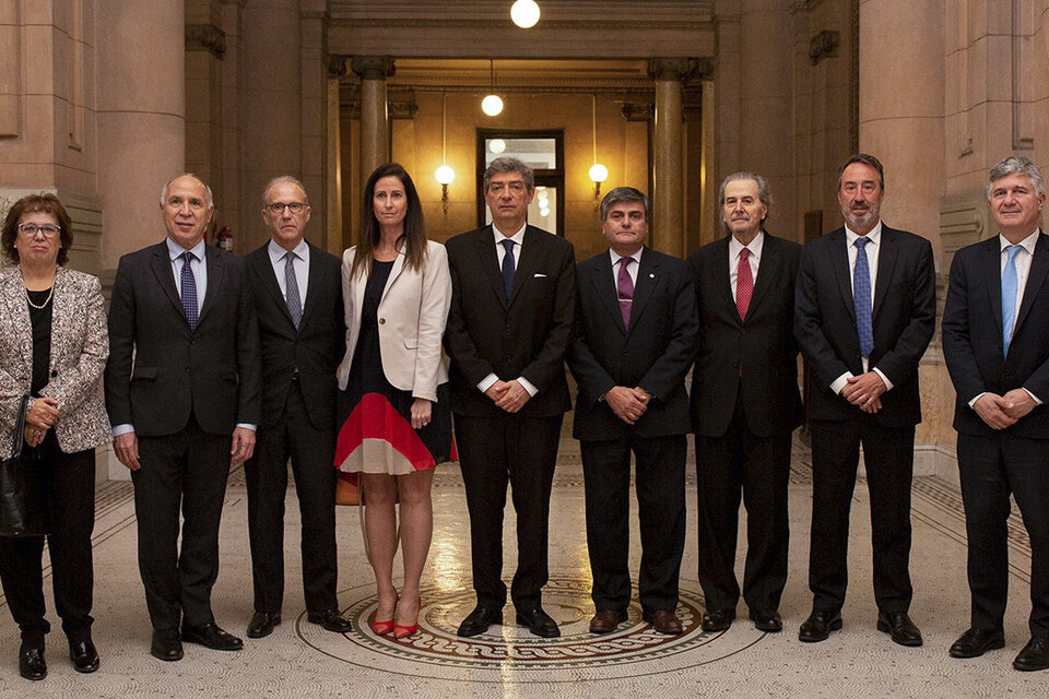 Los jueces de la Corte con los representantes de la AMFJN. (Fuente: Télam)