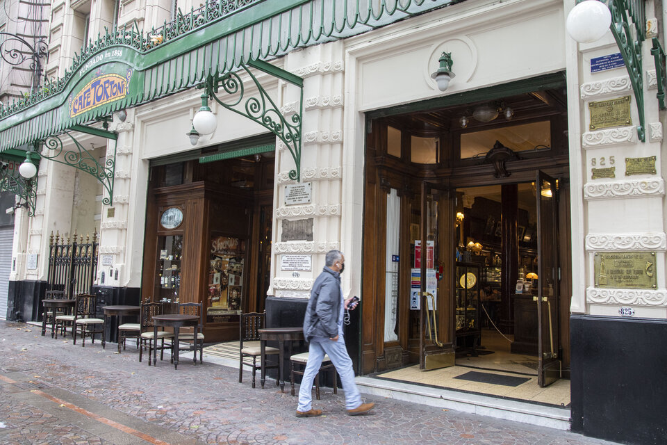 El Café Tortoni, inaugurado en 1858, es uno de los puntos más recurridos en el Día de los cafés porteños.
