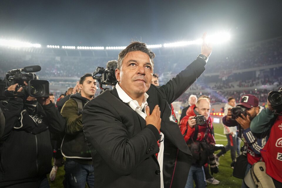 Marcelo Gallardo saluda al público durante su despedida del Monumental (Fuente: NA)