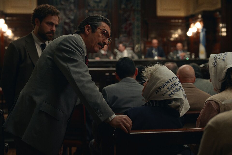 Ricardo Darin encarna al fiscal Julio César Strassera en "Argentina, 1985", la película que muestra el juicio a los principales responsables de la dictadura militar. Imagen: Amazon. 