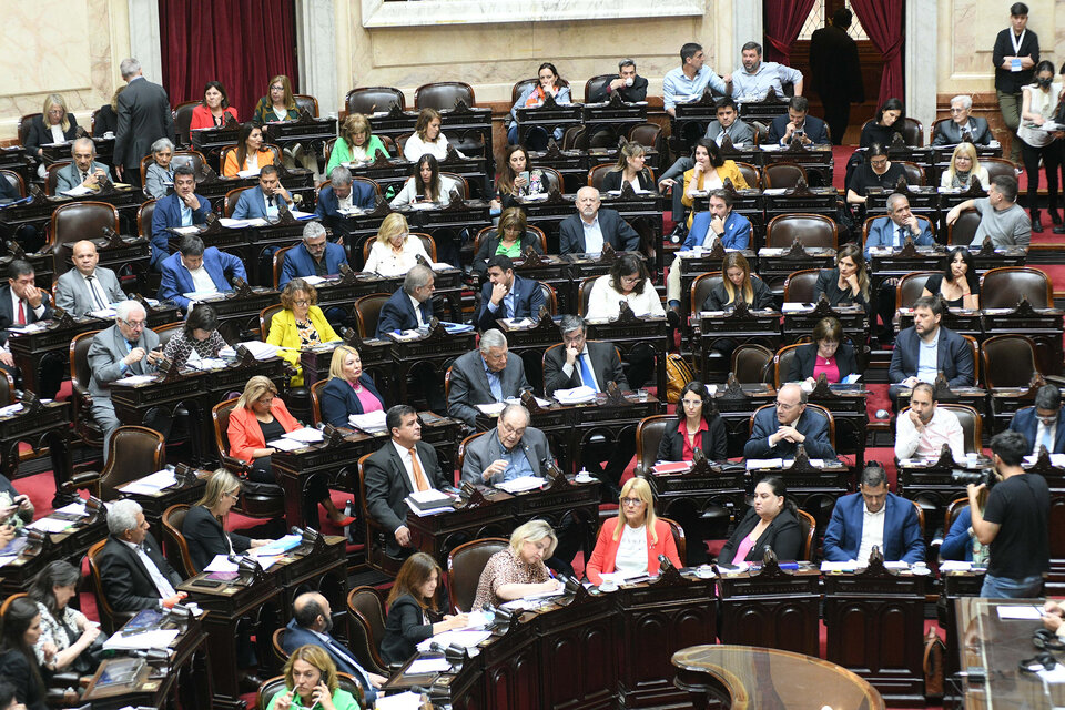 La sesión logró quorum ayer al mediodía gracias al acompañamiento de diputados radicales. (Fuente: NA)