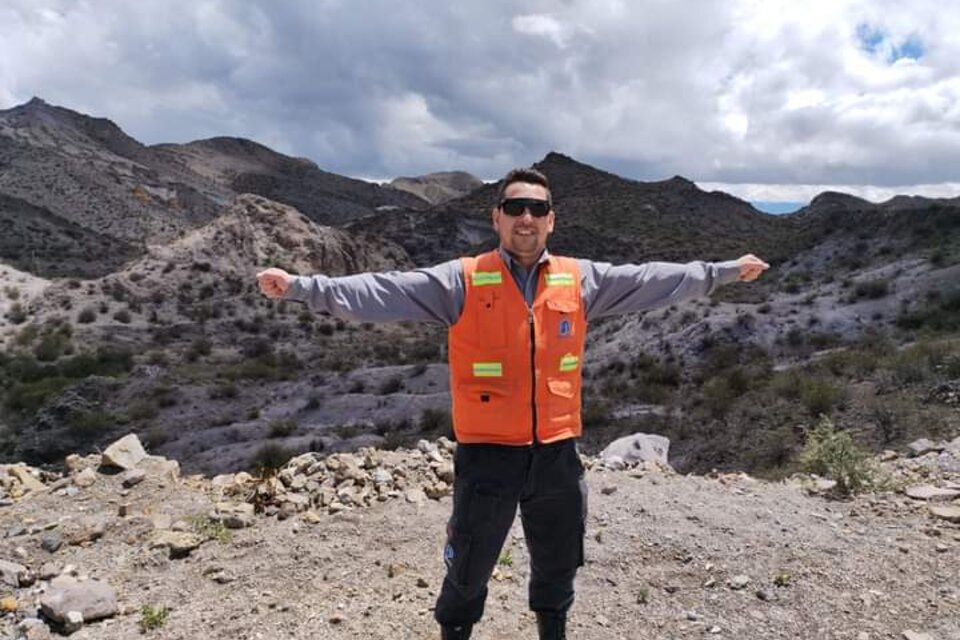 Olas es guardia de seguridad en una mina.