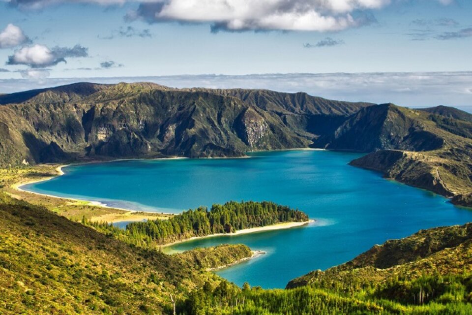 Las Islas Azores de Portugal fueron seleccionadas como uno de los 25 mejores destinos para conocer en 2023. Imagen: EFE. 