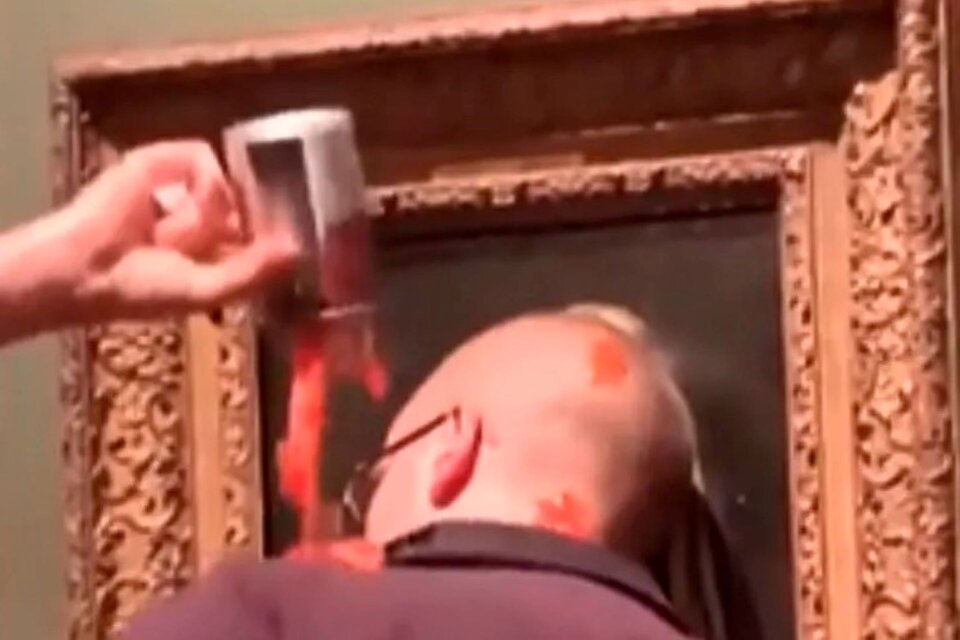 Un militantes de Just Stop Oil se pegó a la obra de Vermeer y otro arrojó una lata de tomates, en el Museo Mauritshuis de La Haya, en Países Bajos. 