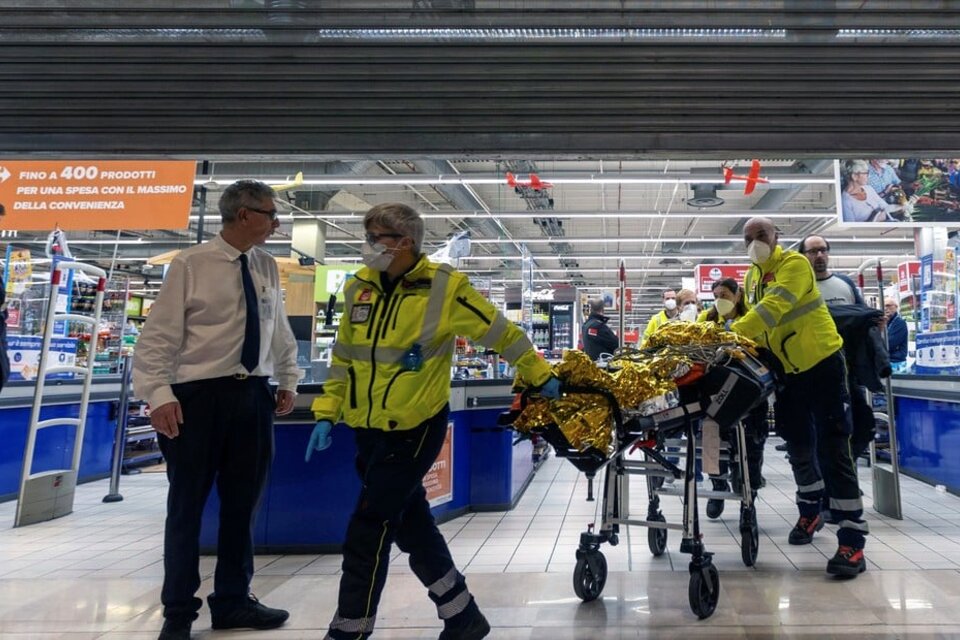 El atacante agarró un cuchillo de los estantes del supermercado Carrefour -en als afueras de Milán- y comenzó a apuñalar a las personas que en ese momento estaban realizando compras. (Foto:AP)