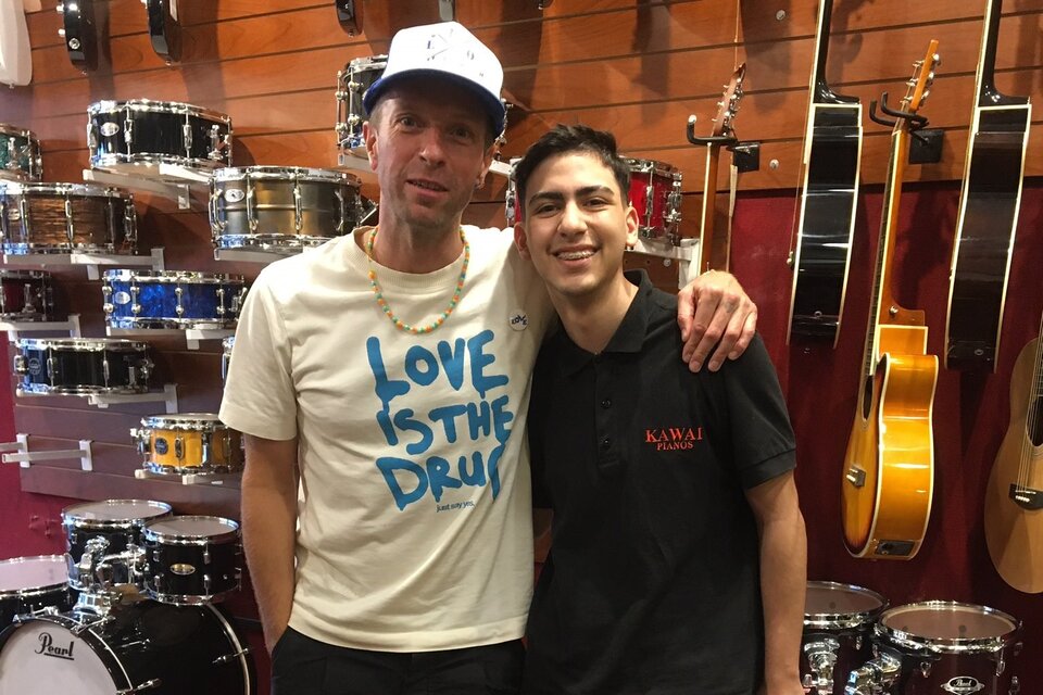 Chris Martin en Argentina: compró una guitarra, tocó para los empleados y regaló entradas para sus shows
