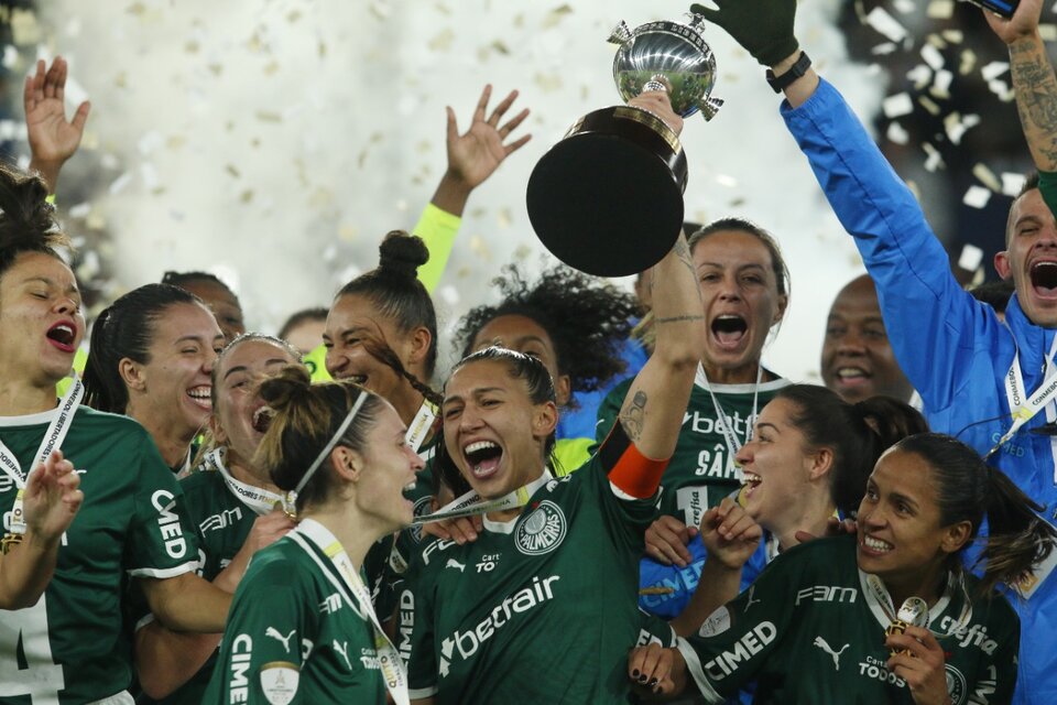 Las jugadores brasileñas levantan la Copa Libertadores (Fuente: EFE)
