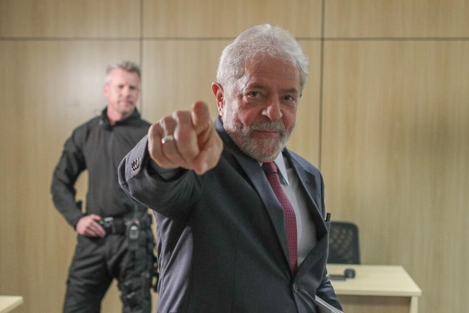 Lula va por la presidencia de Brasil con un mensaje de esperanza, frente al actual presidente JAir Bolsonaro, a quien tildó de fascista.