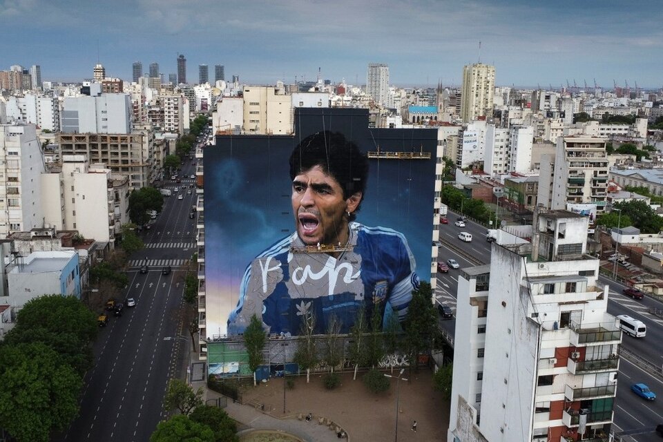 Martín Ron realizó el mural homenaje a Diego Armando Maradona más grande del mundo en la ciudad porteña de San Cristobal. (Télam)