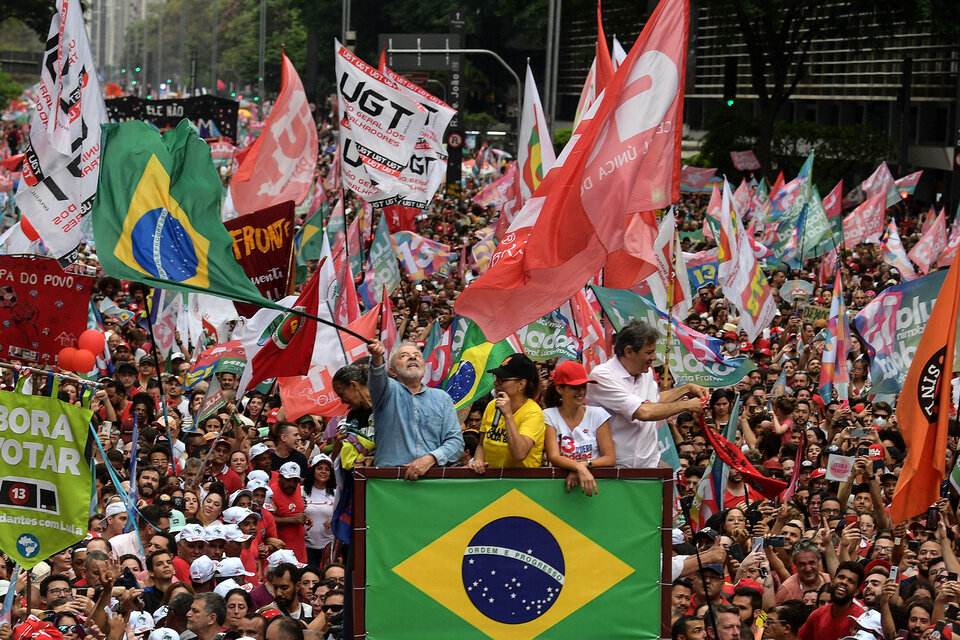 Lula flamea la bandera de Brasil este sábado en San Pablo. (Fuente: AFP)