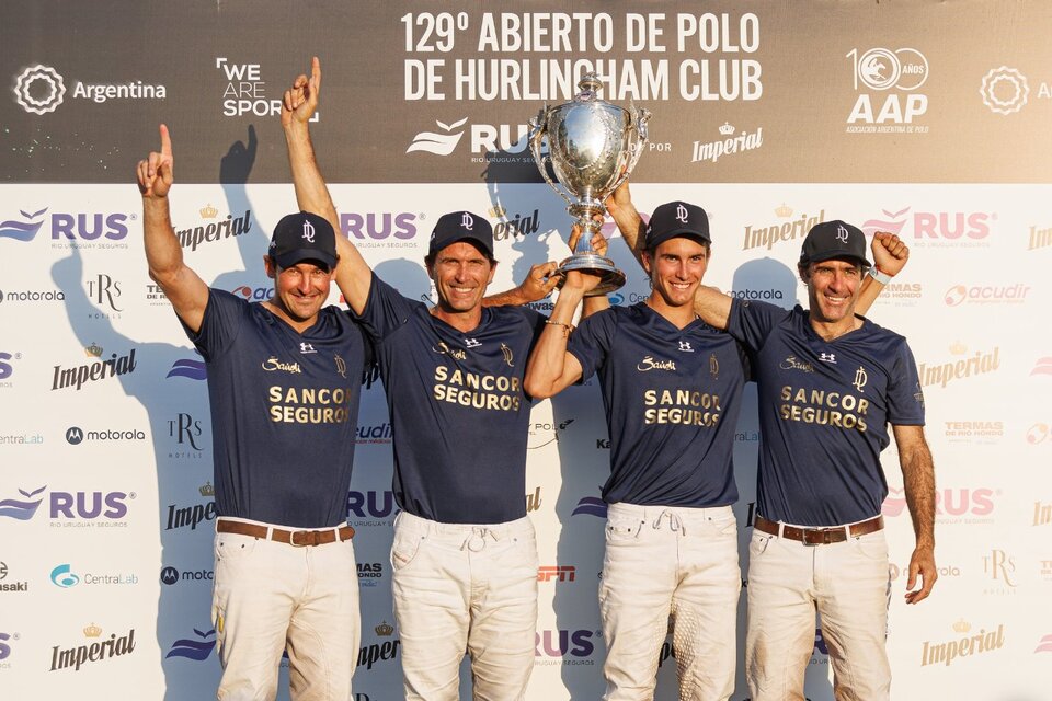 El campeón con la Copa en lo más alto (Fuente: Matías Callejo/Prensa AAP)