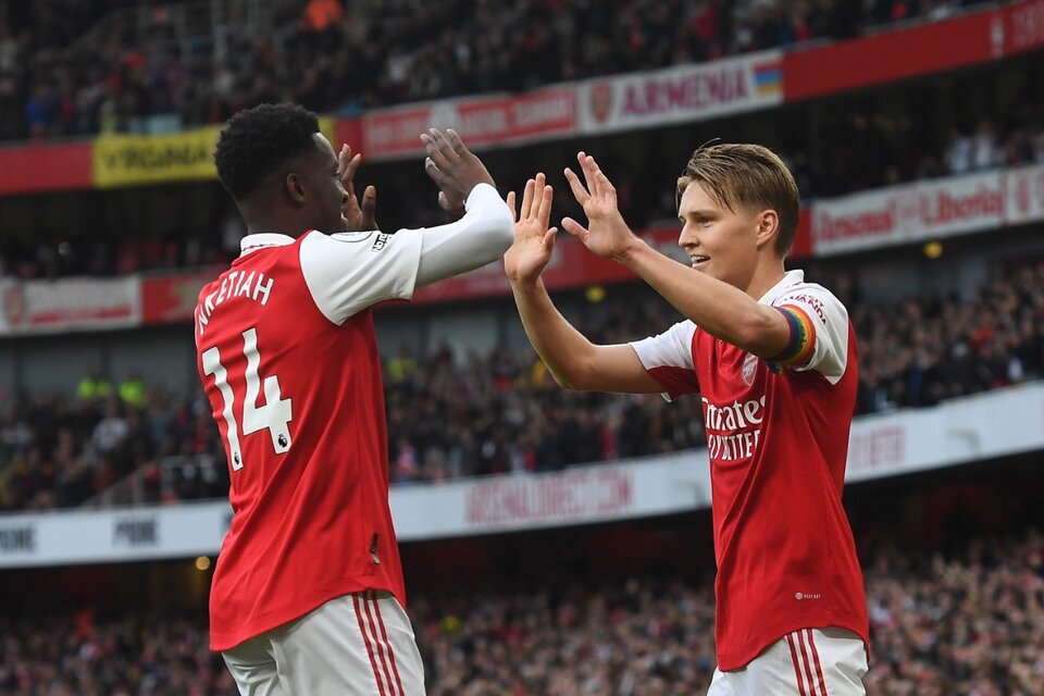 El noruego Odegaard celebra con Nketiah el quinto tanto de los Gunners (Fuente: EFE)